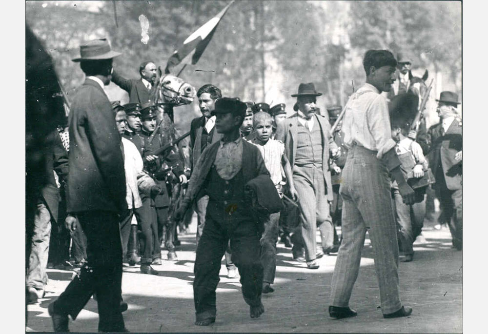 Francisco I. Madero custodiado por cadetes del H. Colegio Militar.