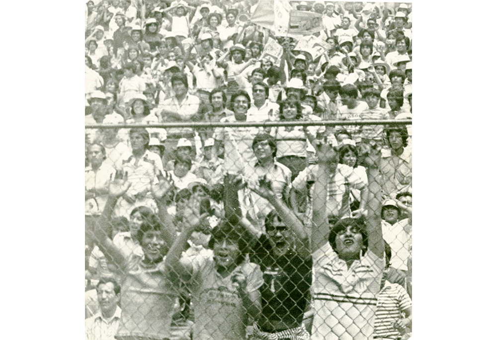 Aficionados del Cruz Azul en el Estadio Azteca.